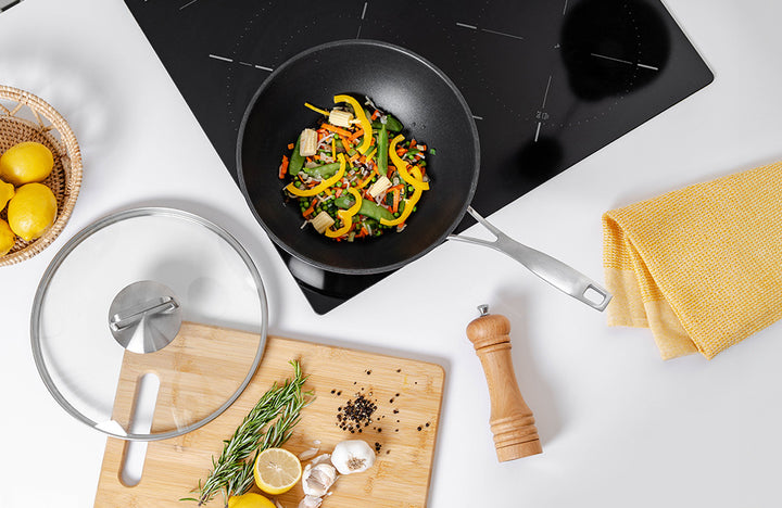Wok mit flachem Boden und Deckel dazu
